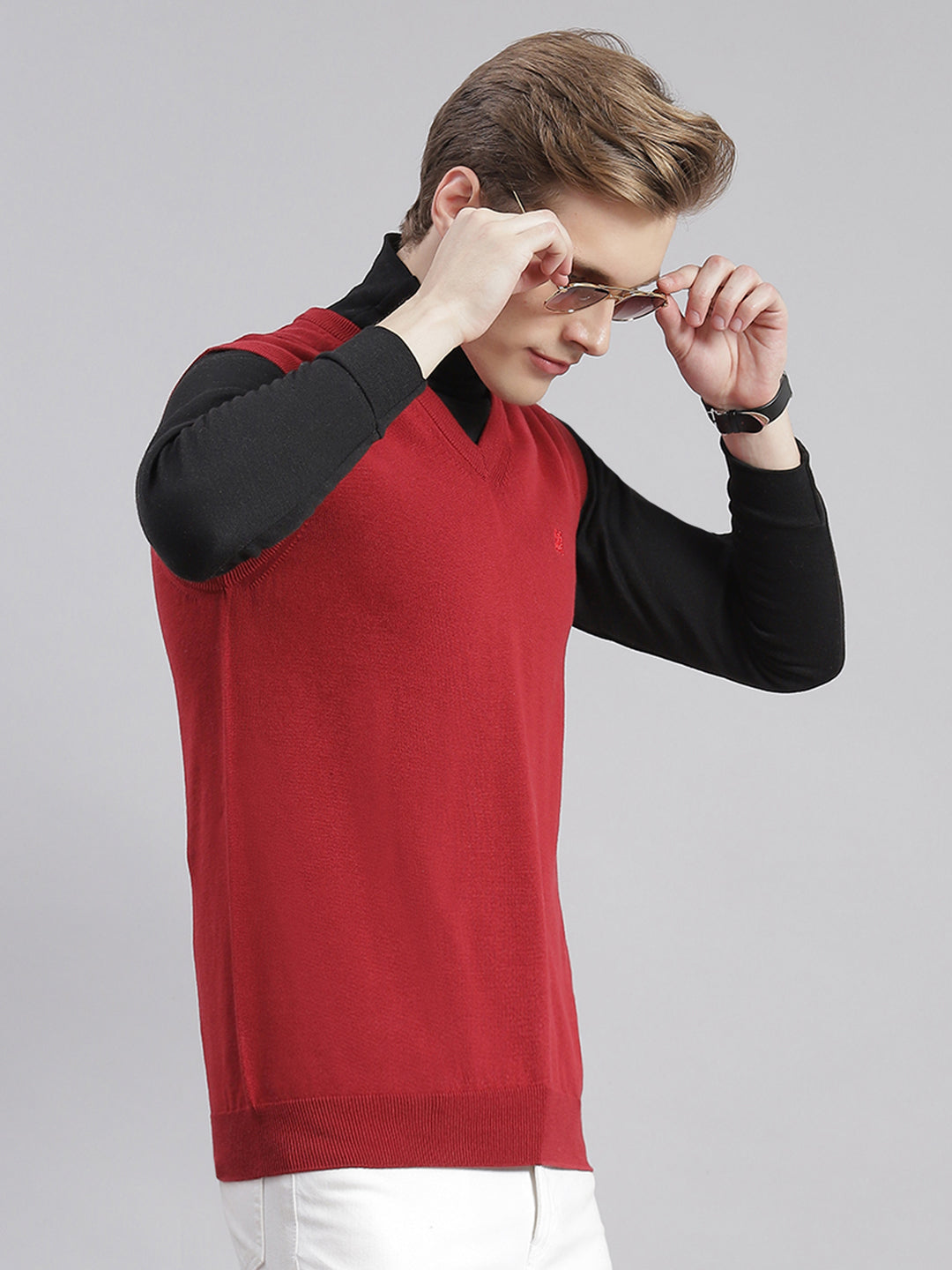 Men Maroon Solid V Neck Sleeveless Sweaters/Pullovers