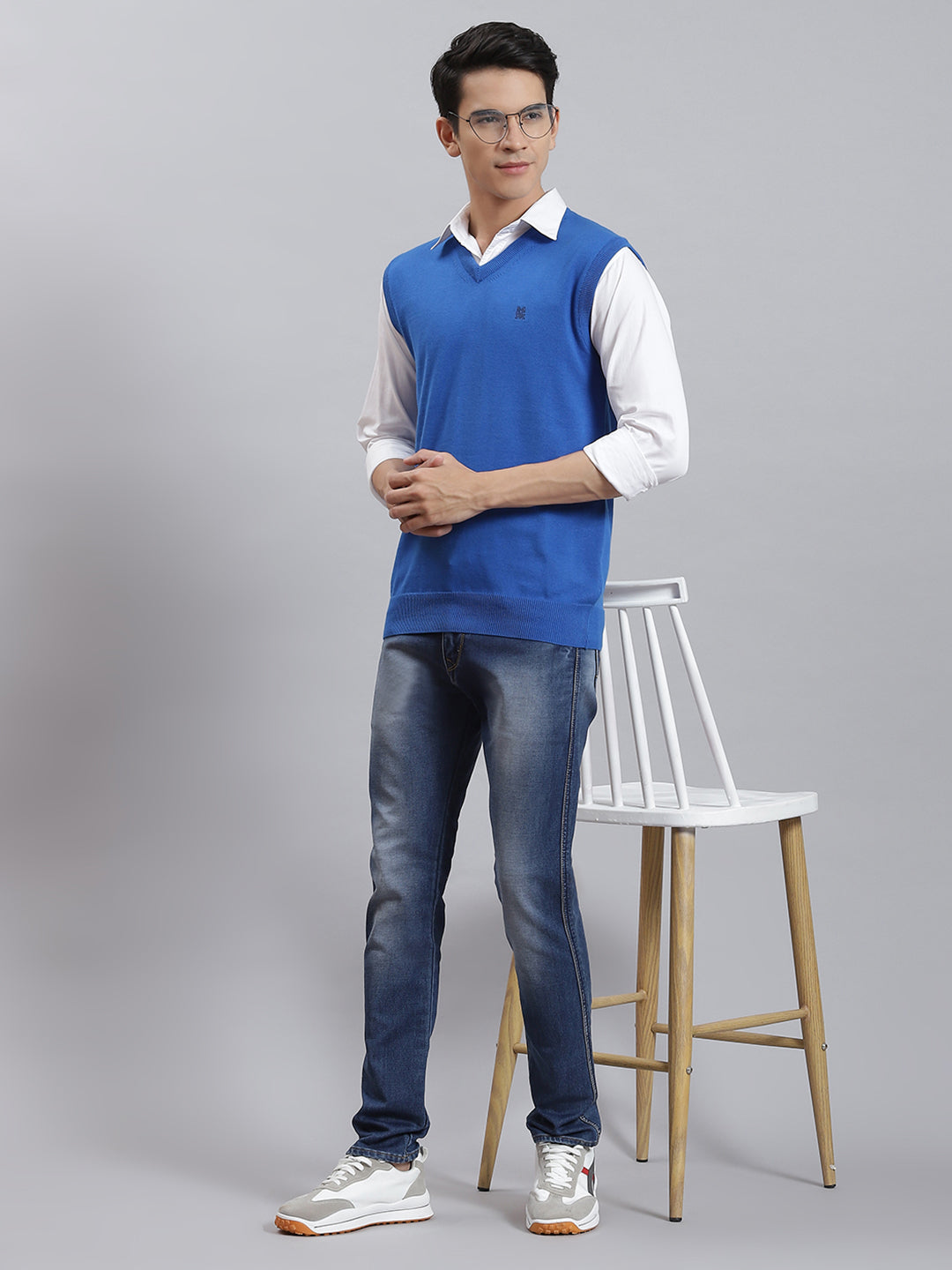 Men Blue Solid V Neck Sleeveless Sweaters/Pullovers