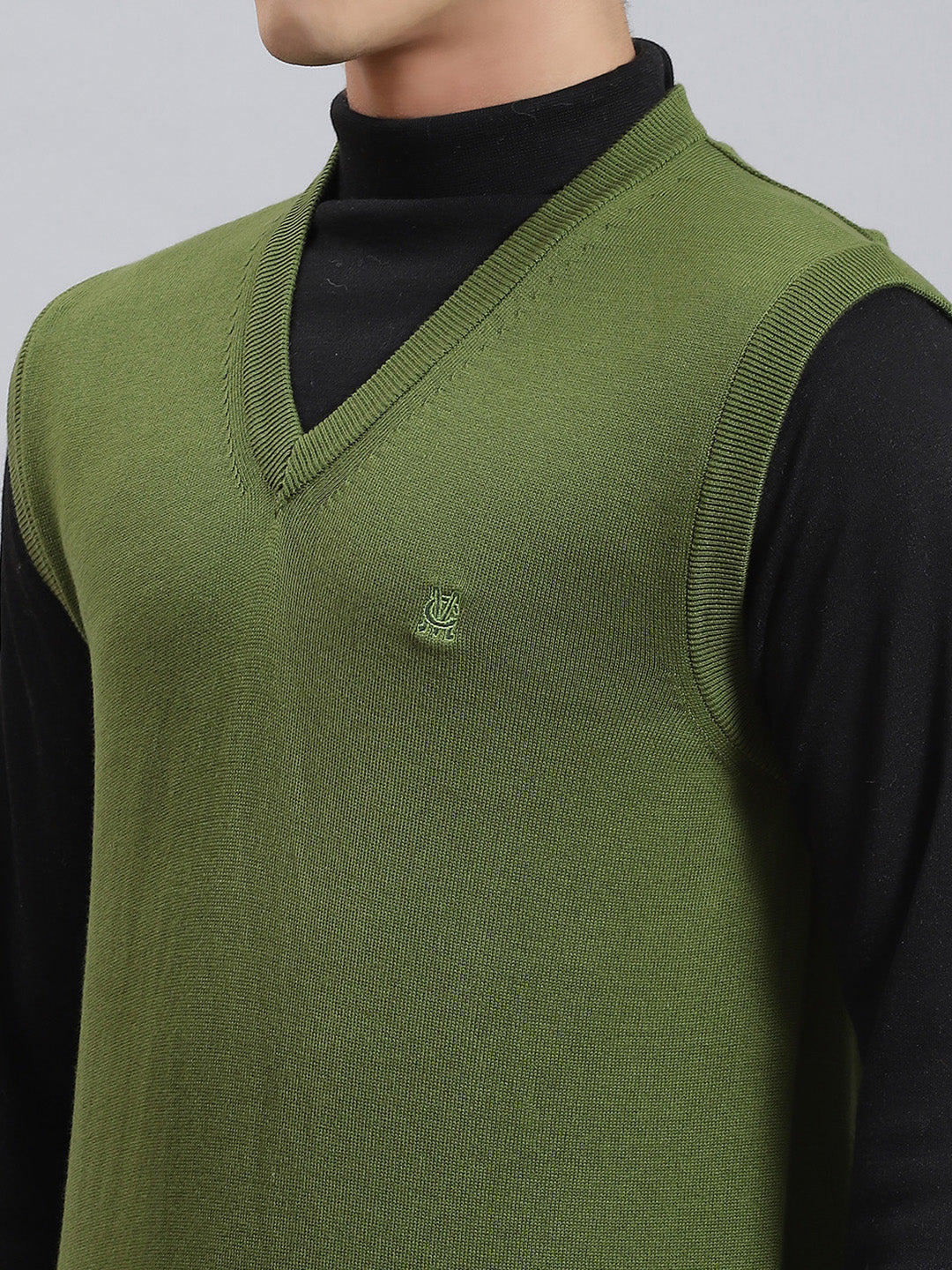 Men Green Solid V Neck Sleeveless Sweaters/Pullovers