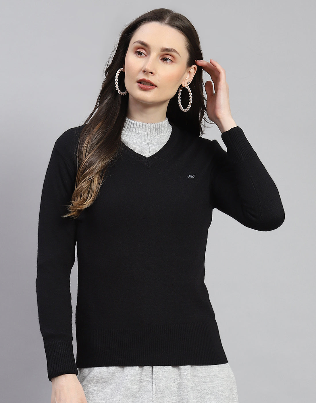 Women Black Solid V Neck Full Sleeve Sweater