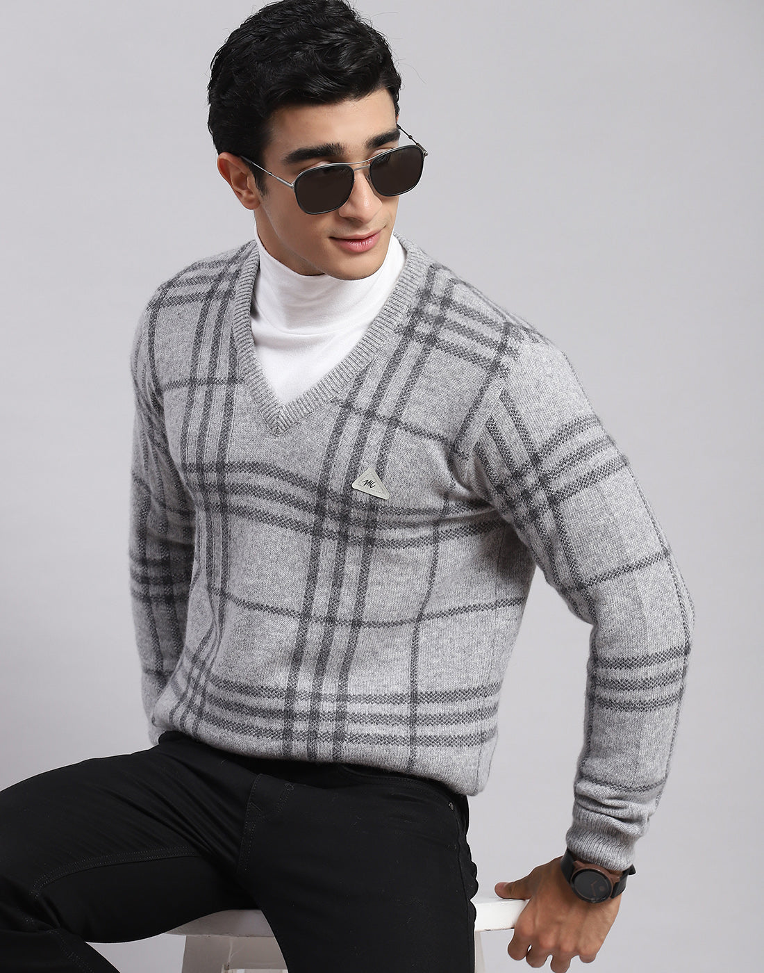 Men Grey Check V Neck Full Sleeve Sweaters/Pullovers