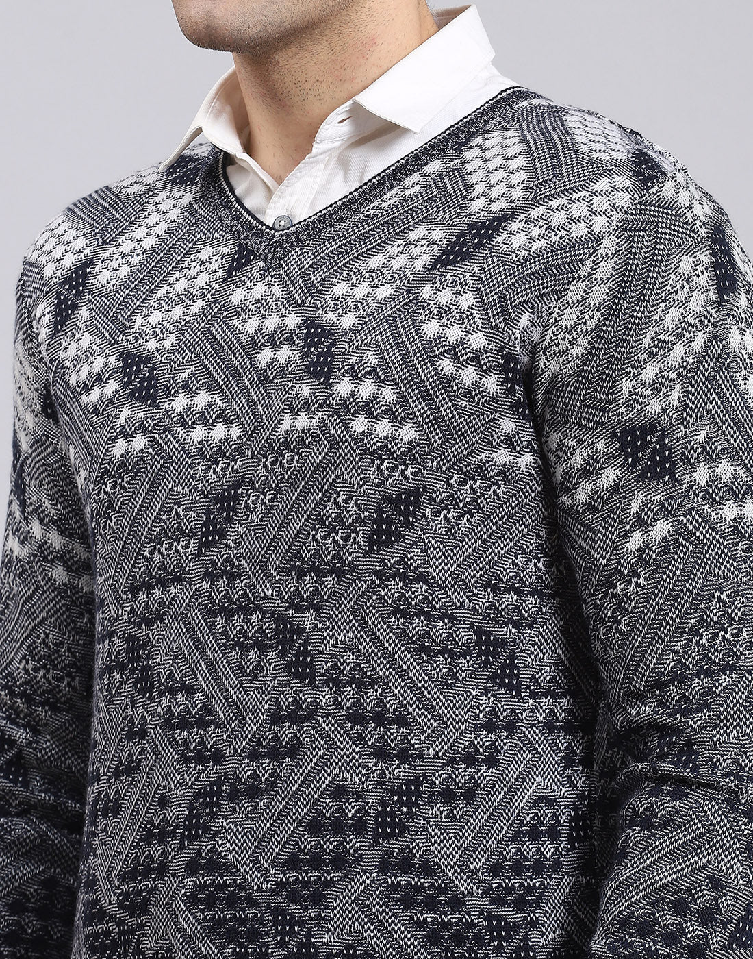 Men Grey Self Design V Neck Full Sleeve Sweater