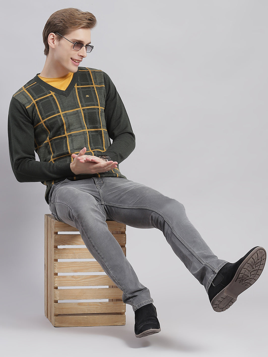 Men Grey Self Design V Neck Full Sleeve Sweaters/Pullovers