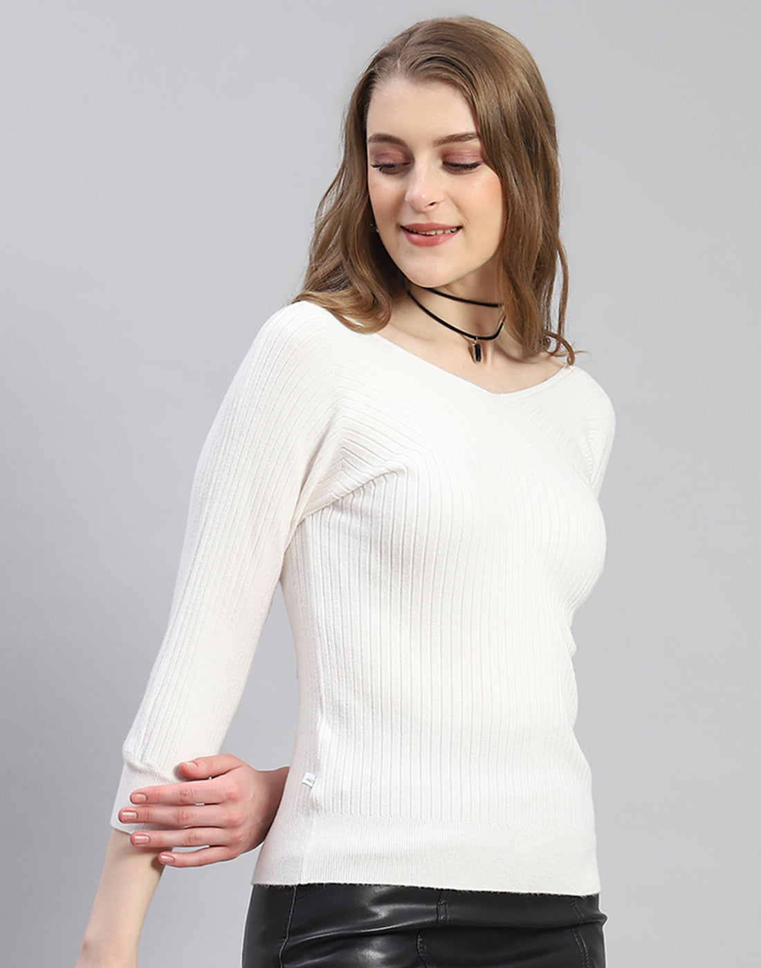 Women White Solid V Neck 3/4 Sleeve Top