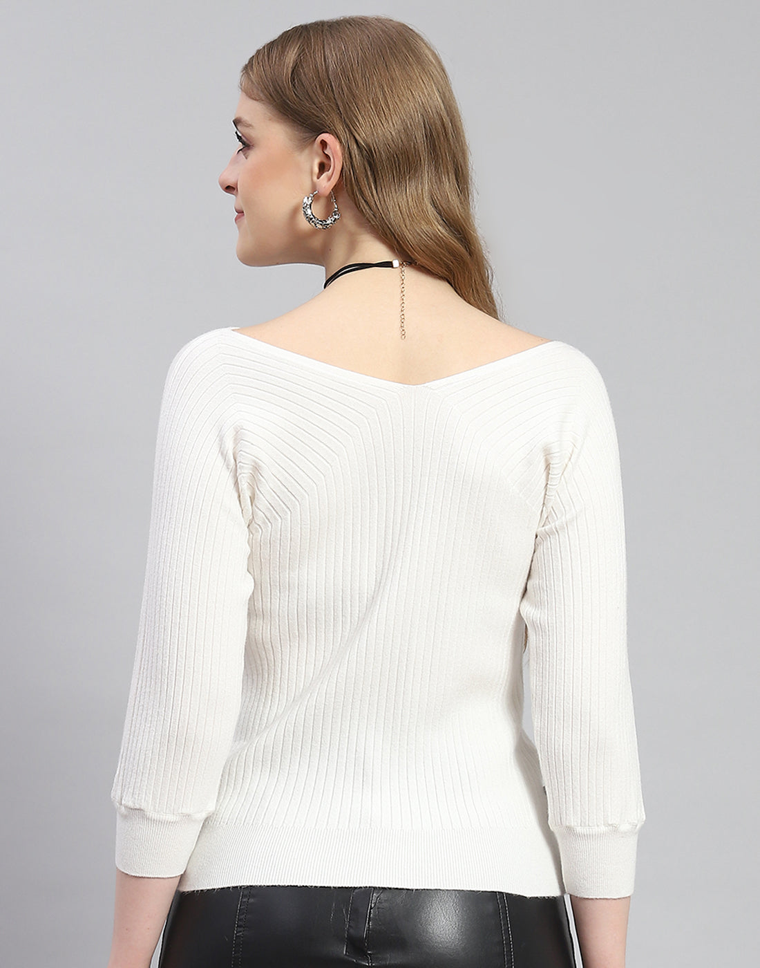 Women White Solid V Neck 3/4 Sleeve Top