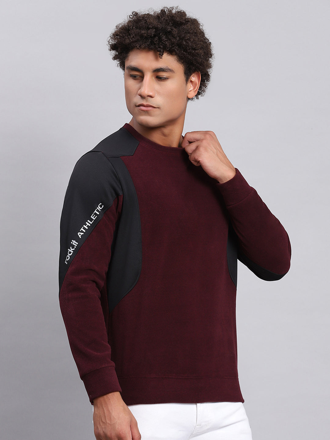 Rock.it Men Maroon Solid Round Neck Full Sleeve Sweatshirt