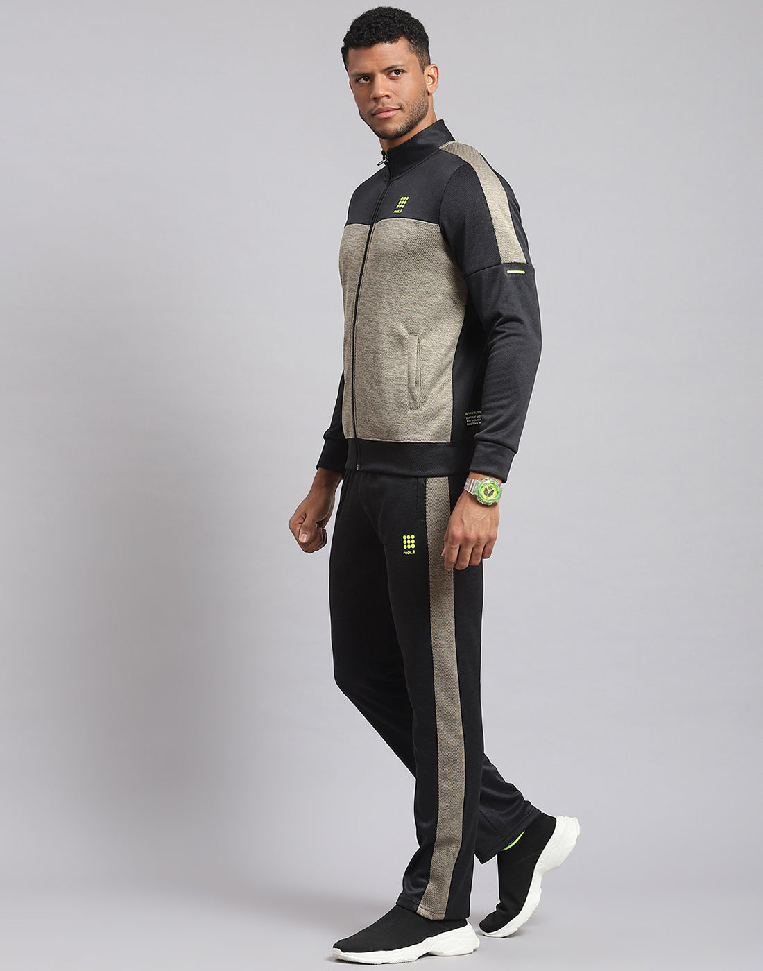 Men Black Solid Stand Collar Full Sleeve Tracksuit