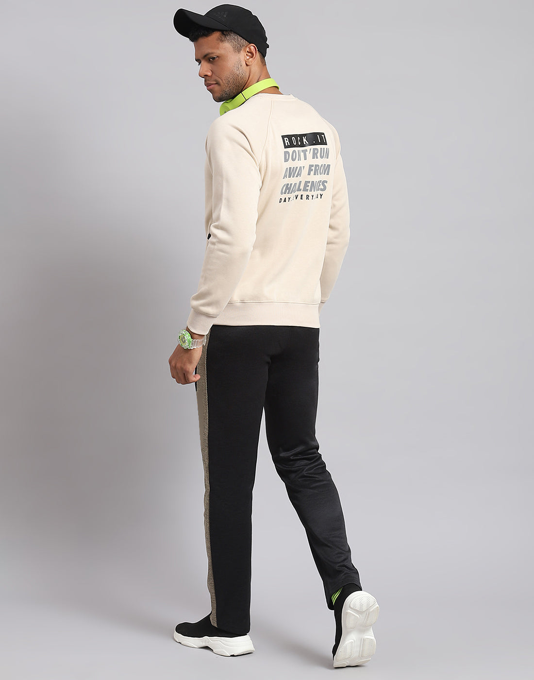 Rock.it Men Cream Solid Round Neck Full Sleeve Sweatshirt