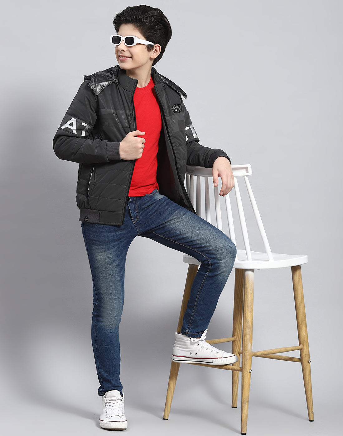 Boys Grey Solid Hooded Full Sleeve Heating Jacket